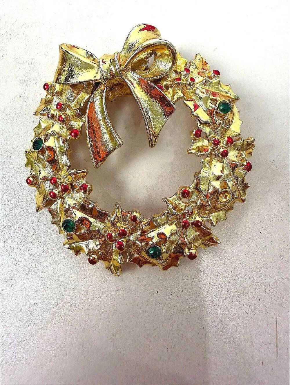 Tancer II Vintage Gold Tone Christmas Wreath Brooch with Red and Green Accents